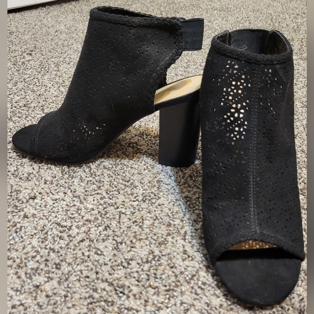Size 9 1/2 heals black